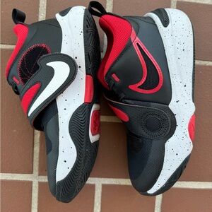 Nike Boys’ Basketball Shoes, size 5
